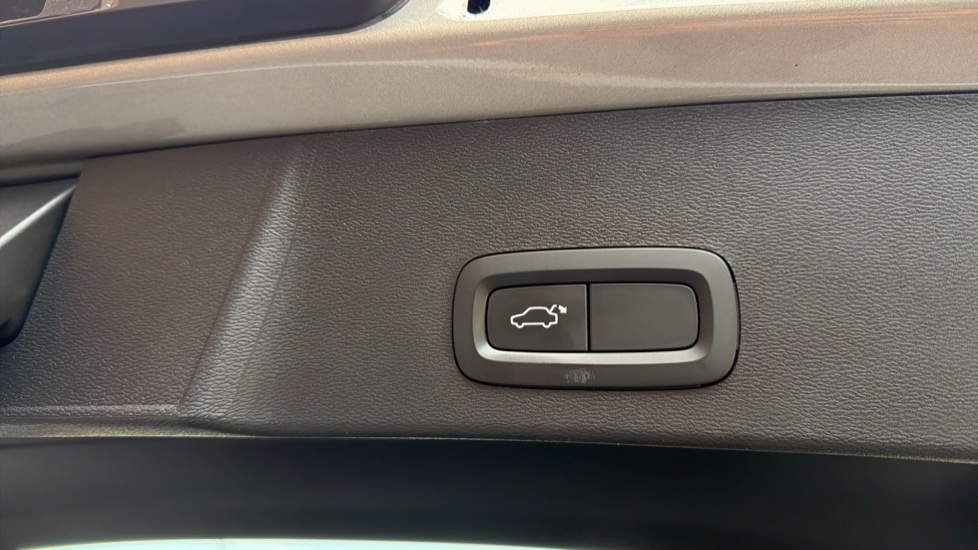 Volvo XC40 2.0 B4P Inscription Pro 5dr Auto Petrol Estate - Image 34