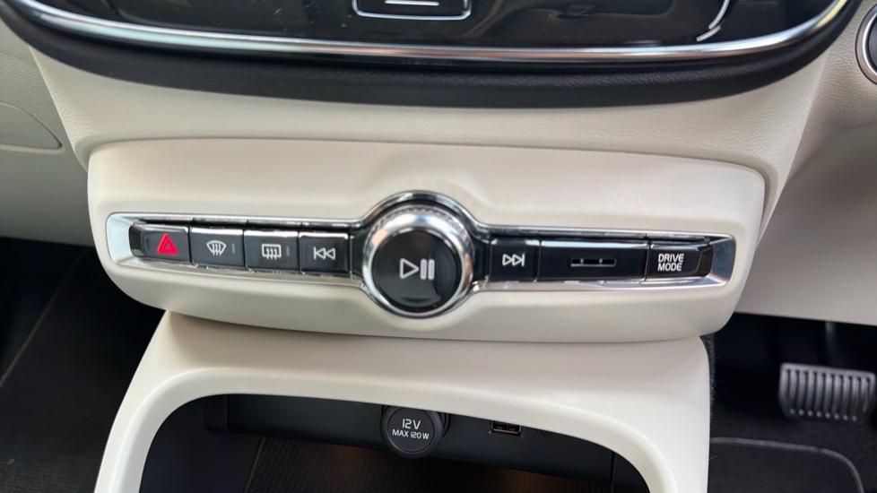 Volvo XC40 2.0 B4P Inscription Pro 5dr Auto Petrol Estate - Image 35
