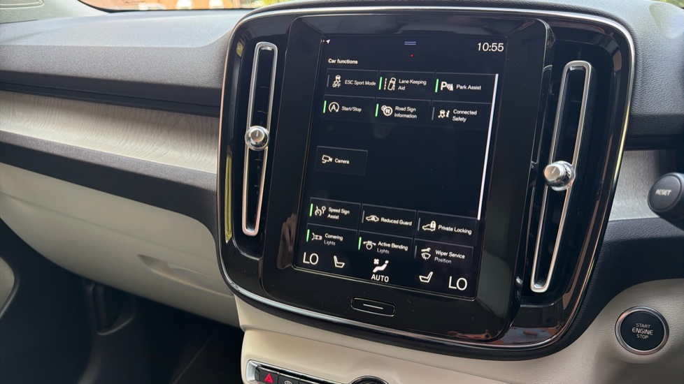 Volvo XC40 2.0 B4P Inscription Pro 5dr Auto Petrol Estate - Image 39