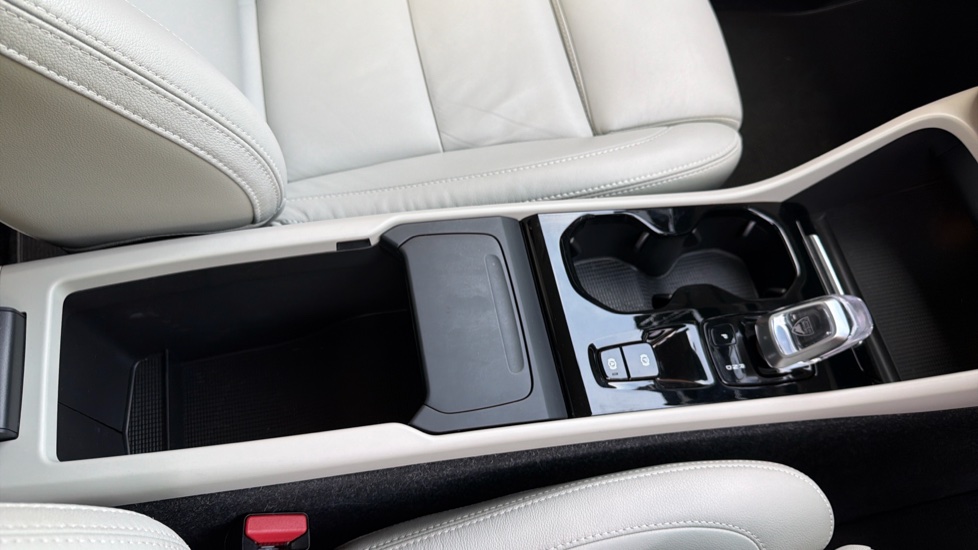 Volvo XC40 2.0 B4P Inscription Pro 5dr Auto Petrol Estate - Image 41