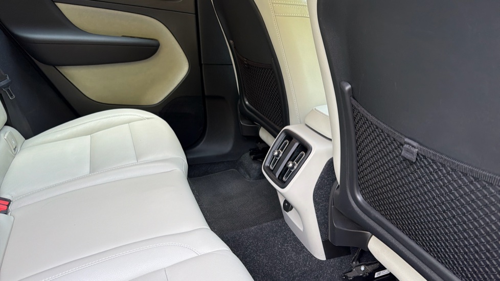 Volvo XC40 2.0 B4P Inscription Pro 5dr Auto Petrol Estate - Image 50