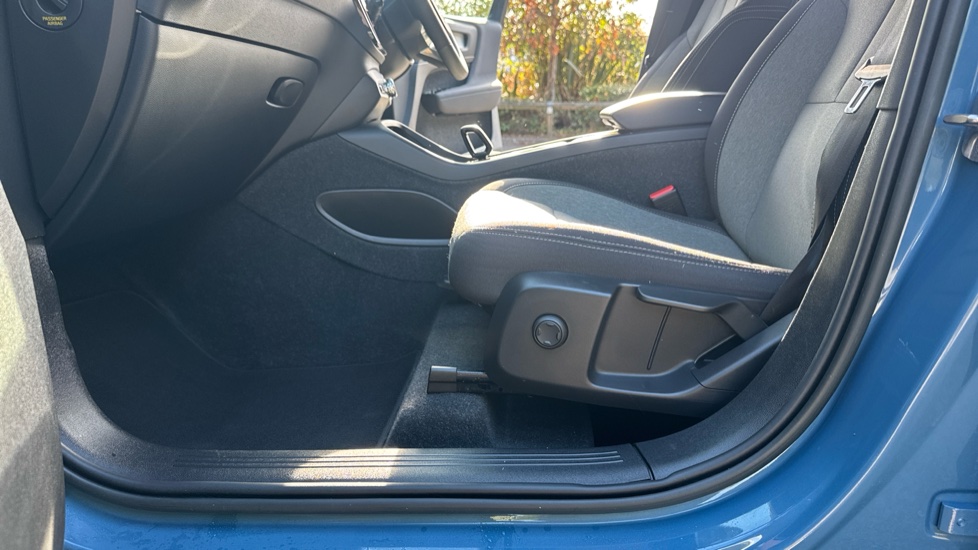Volvo XC40 2.0 B3P Core 5dr Auto Petrol Estate - Image 26