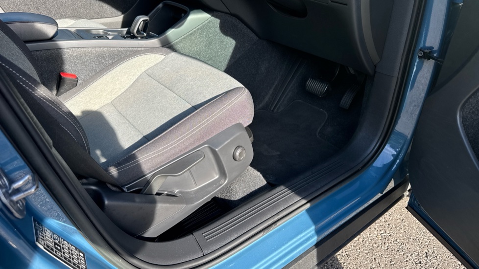 Volvo XC40 2.0 B3P Core 5dr Auto Petrol Estate - Image 28