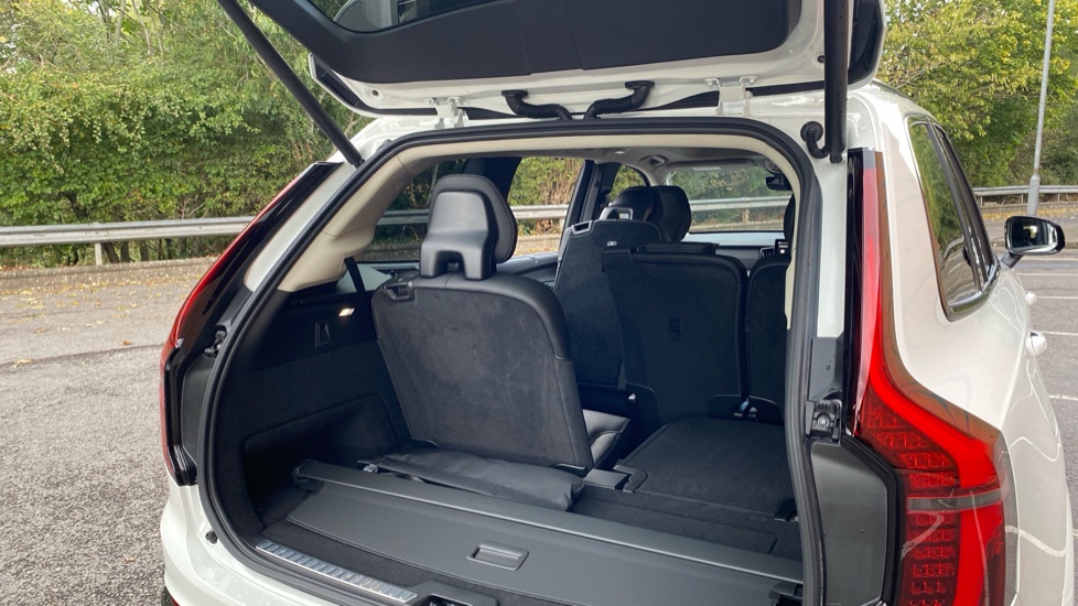 Volvo XC90 2.0 B5P Ultra Dark 5dr AWD Geartronic Petrol Estate - Image 17