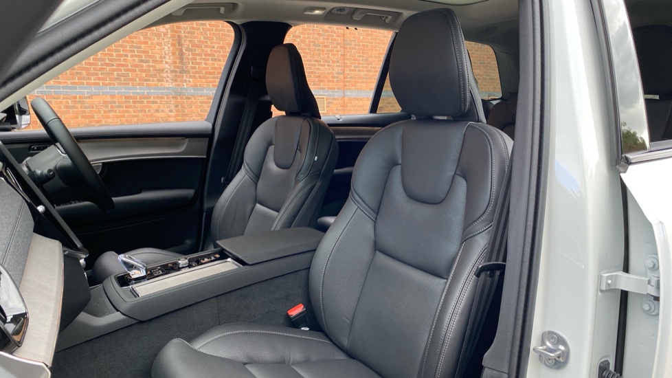 Volvo XC90 2.0 B5P Ultra Dark 5dr AWD Geartronic Petrol Estate - Image 32