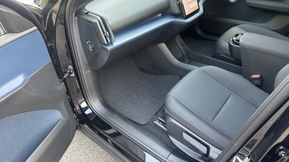 Volvo EX30 200kW SM Ex Range Plus Black Ed 69kWh 5dr Auto Electric Estate - Image 27