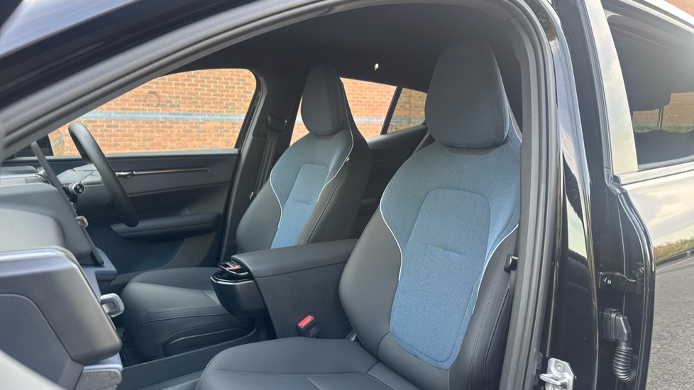 Volvo EX30 200kW SM Ex Range Plus Black Ed 69kWh 5dr Auto Electric Estate - Image 28
