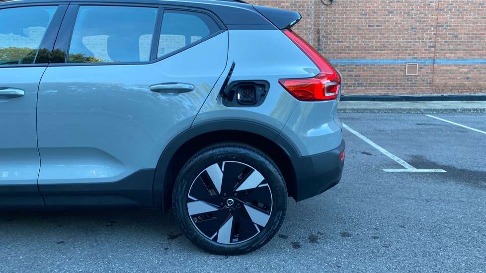 Volvo EX40 185kW Extended Range Plus 78kWh 5dr Auto Electric Estate - Image 19