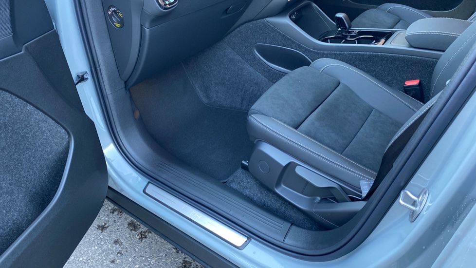Volvo EX40 185kW Extended Range Plus 78kWh 5dr Auto Electric Estate - Image 31