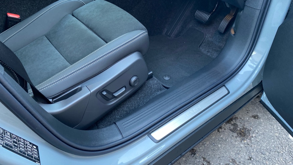 Volvo EX40 185kW Extended Range Plus 78kWh 5dr Auto Electric Estate - Image 34