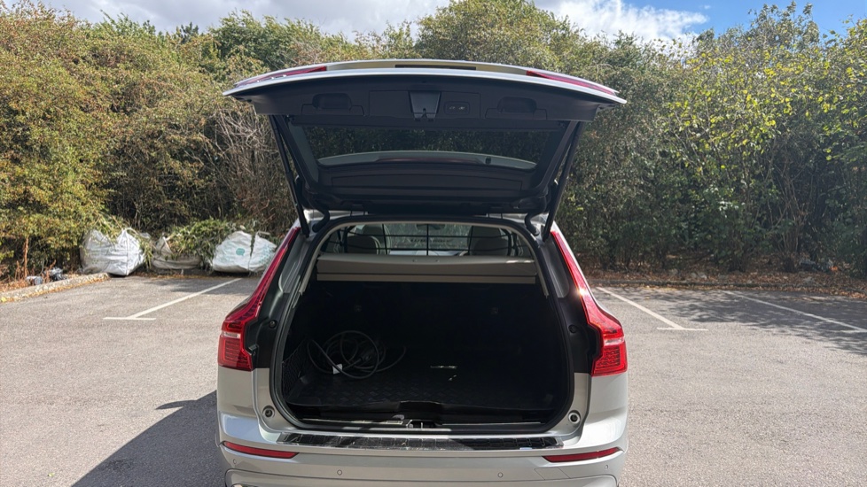 Volvo XC60 2.0 T6 Recharge PHEV Inscription 5dr AWD Auto Estate - Image 13