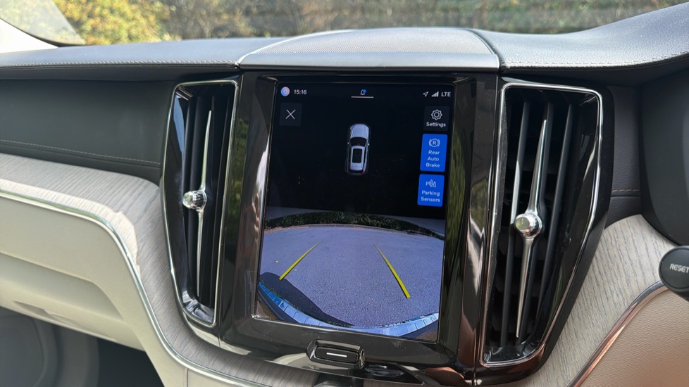 Volvo XC60 2.0 T6 Recharge PHEV Inscription 5dr AWD Auto Estate - Image 18