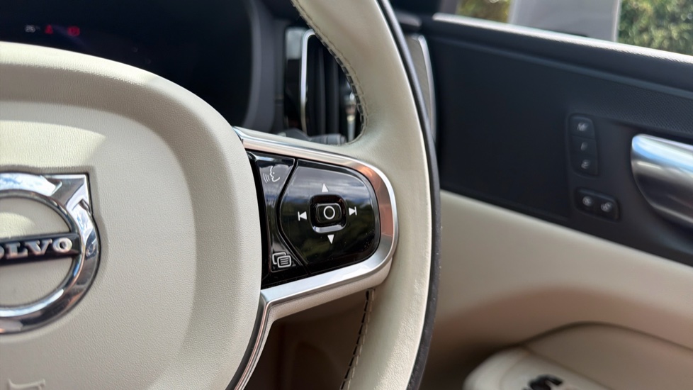 Volvo XC60 2.0 T6 Recharge PHEV Inscription 5dr AWD Auto Estate - Image 21