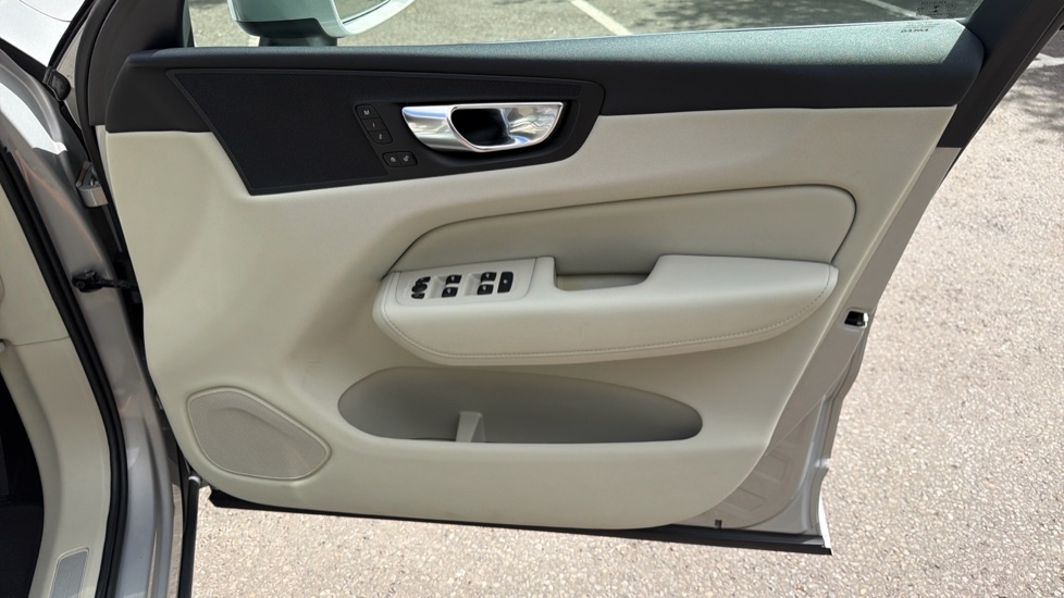 Volvo XC60 2.0 T6 Recharge PHEV Inscription 5dr AWD Auto Estate - Image 28