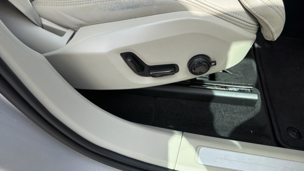 Volvo XC60 2.0 T6 Recharge PHEV Inscription 5dr AWD Auto Estate - Image 29