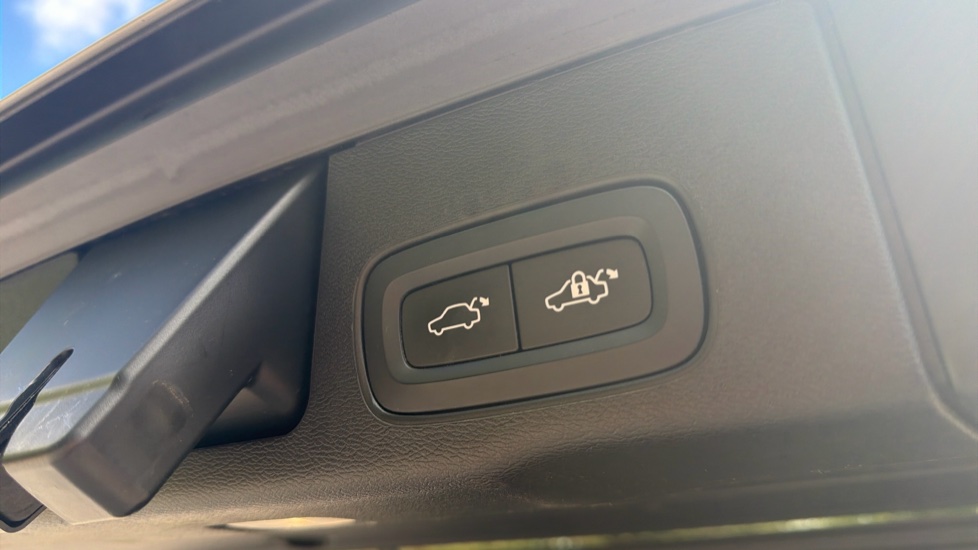 Volvo XC60 2.0 T6 Recharge PHEV Inscription 5dr AWD Auto Estate - Image 34