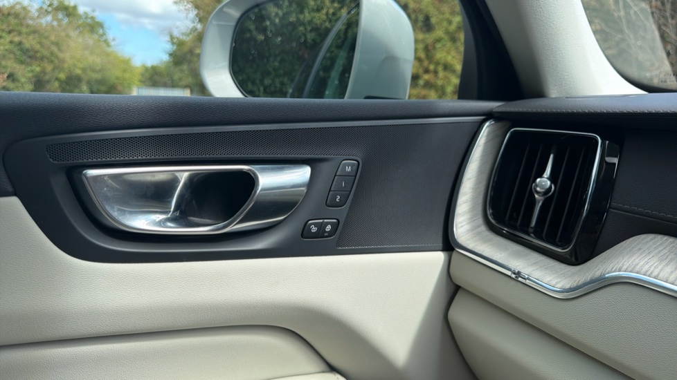Volvo XC60 2.0 T6 Recharge PHEV Inscription 5dr AWD Auto Estate - Image 37