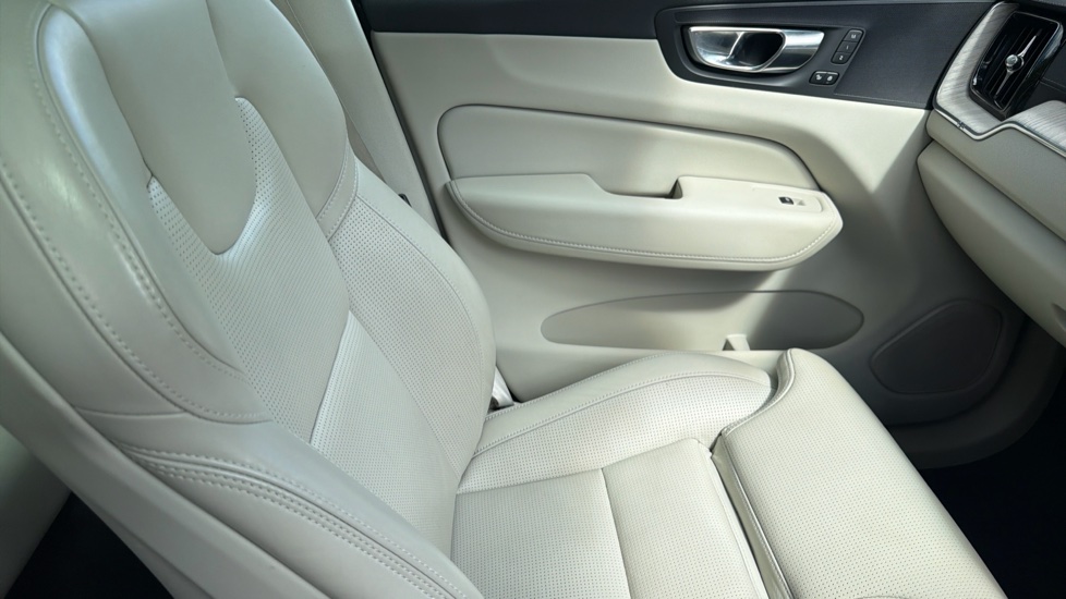 Volvo XC60 2.0 T6 Recharge PHEV Inscription 5dr AWD Auto Estate - Image 38