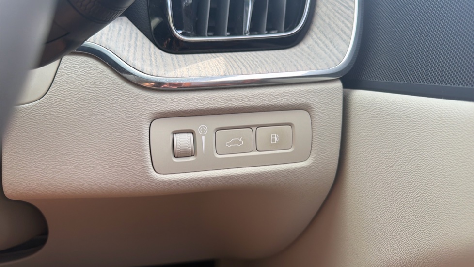 Volvo XC60 2.0 T6 Recharge PHEV Inscription 5dr AWD Auto Estate - Image 51