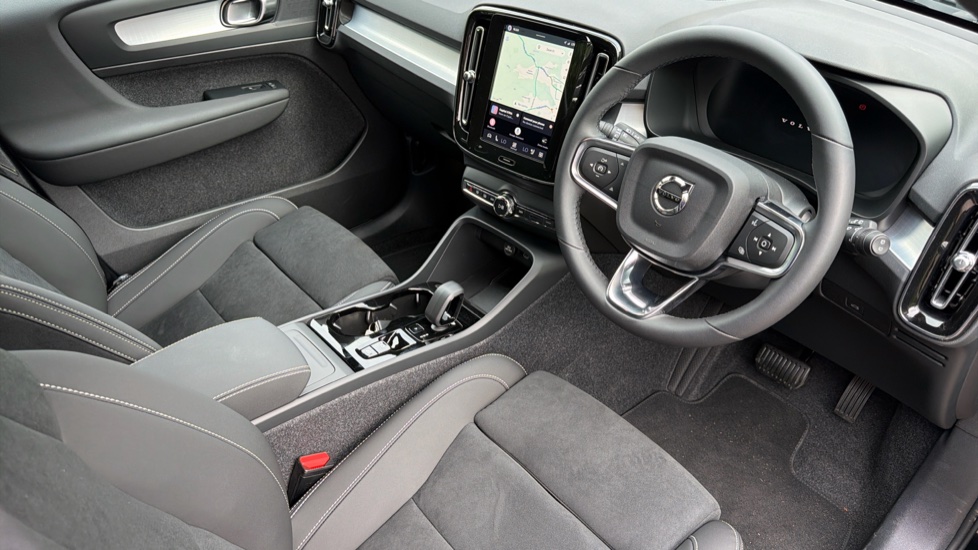 Volvo XC40 2.0 B4P Plus Black Edition 5dr Auto Petrol Estate - Image 4