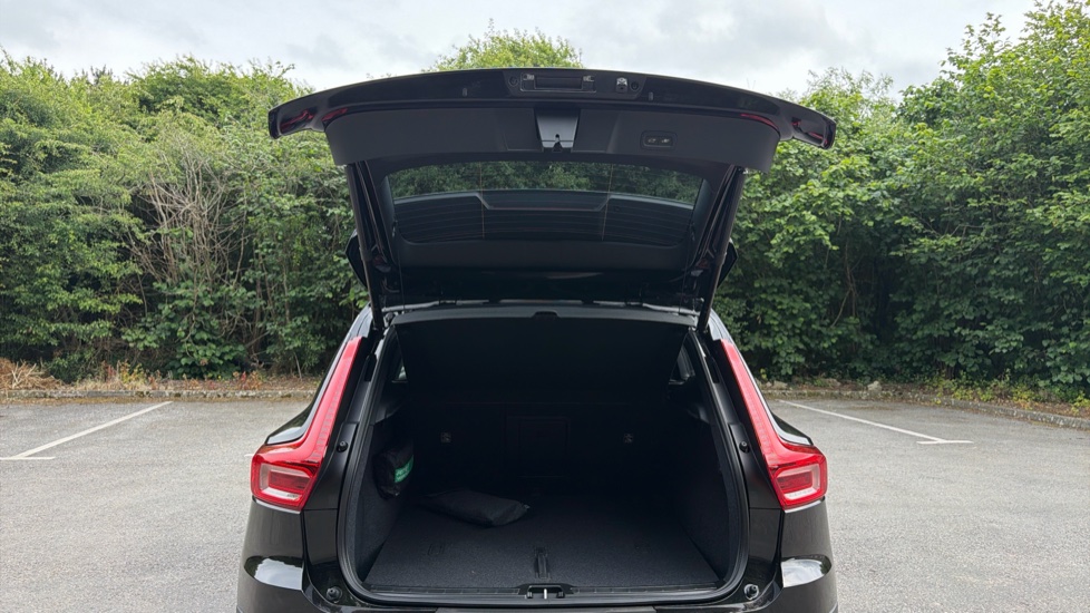 Volvo XC40 2.0 B4P Plus Black Edition 5dr Auto Petrol Estate - Image 13