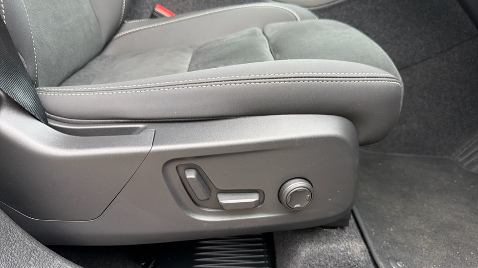 Volvo XC40 2.0 B4P Plus Black Edition 5dr Auto Petrol Estate - Image 30