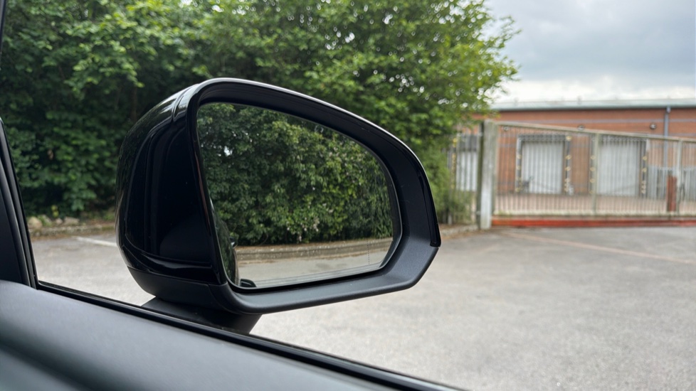 Volvo XC40 2.0 B4P Plus Black Edition 5dr Auto Petrol Estate - Image 32