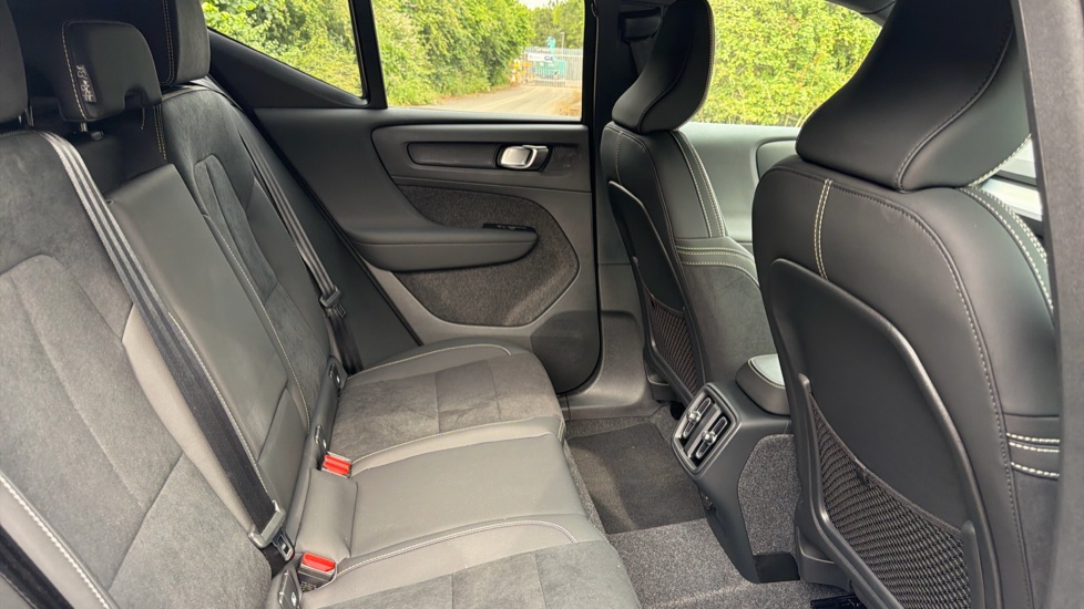Volvo XC40 2.0 B4P Plus Black Edition 5dr Auto Petrol Estate - Image 33