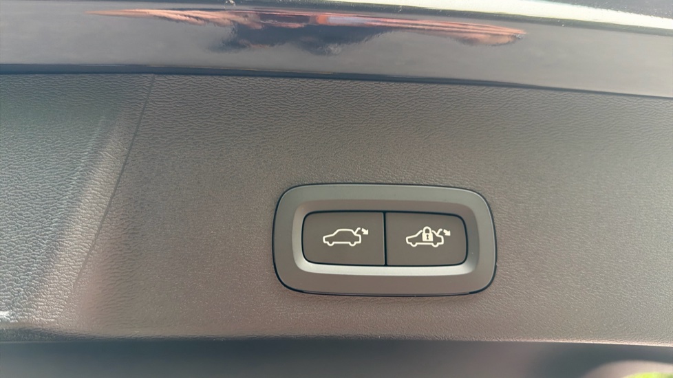 Volvo XC40 2.0 B4P Plus Black Edition 5dr Auto Petrol Estate - Image 35