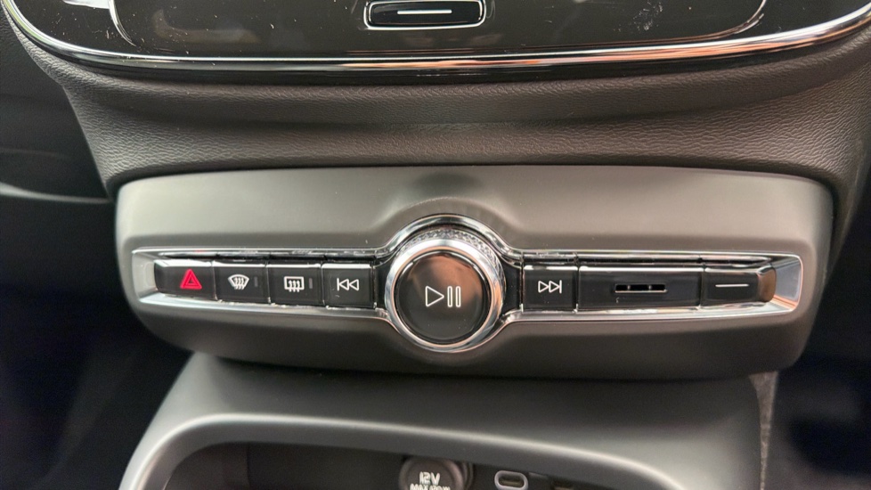 Volvo XC40 2.0 B4P Plus Black Edition 5dr Auto Petrol Estate - Image 38
