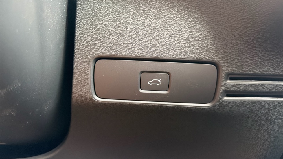 Volvo XC40 2.0 B4P Plus Black Edition 5dr Auto Petrol Estate - Image 47