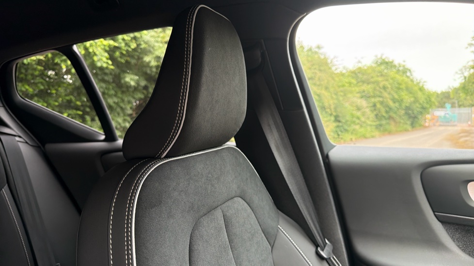 Volvo XC40 2.0 B4P Plus Black Edition 5dr Auto Petrol Estate - Image 64