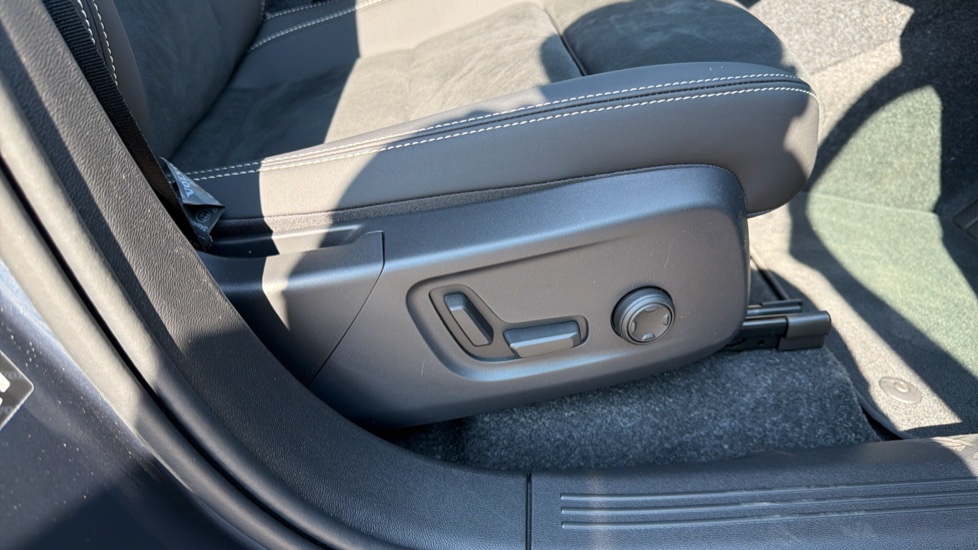 Volvo EX40 185kW Ext Range Plus Black Editon 82kWh 5dr Auto Electric Estate - Image 29