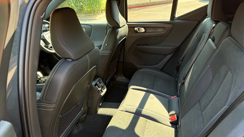 Volvo EX40 185kW Ext Range Plus Black Editon 82kWh 5dr Auto Electric Estate - Image 32