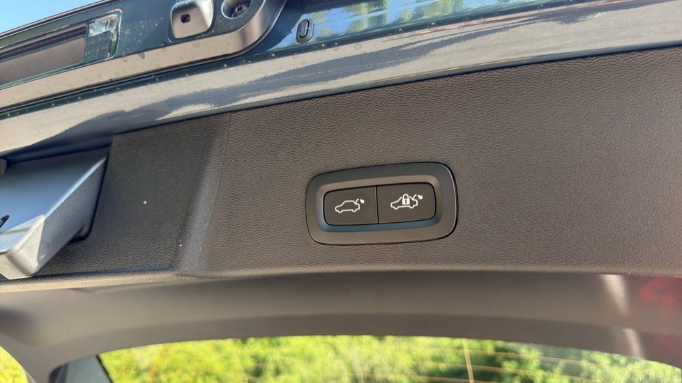 Volvo EX40 185kW Ext Range Plus Black Editon 82kWh 5dr Auto Electric Estate - Image 34