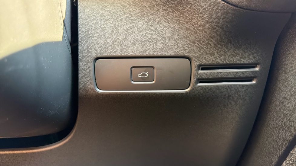Volvo EX40 185kW Ext Range Plus Black Editon 82kWh 5dr Auto Electric Estate - Image 38
