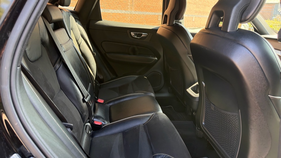 Volvo XC60 2.0 D5 PowerPulse R DESIGN Pro 5dr AWD Geartronic Diesel Estate - Image 6