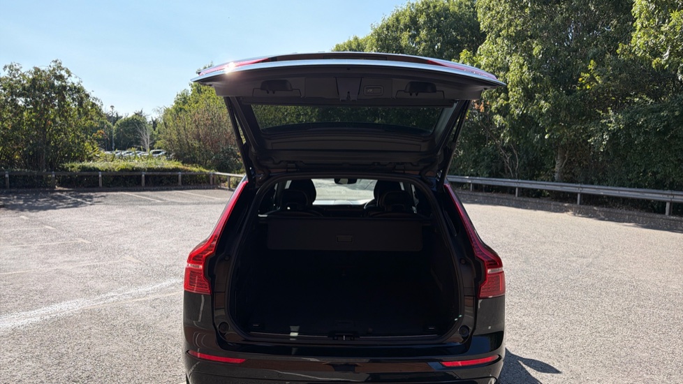 Volvo XC60 2.0 D5 PowerPulse R DESIGN Pro 5dr AWD Geartronic Diesel Estate - Image 13