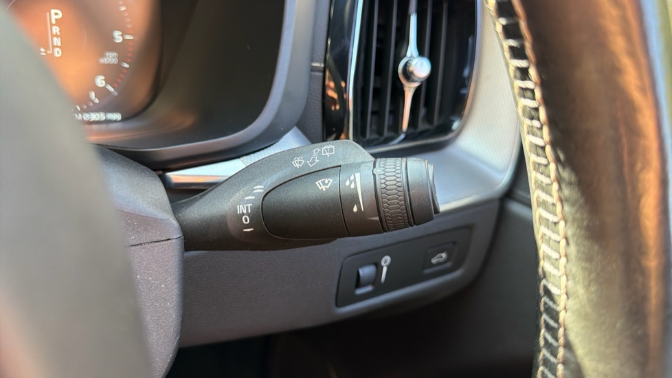 Volvo XC60 2.0 D5 PowerPulse R DESIGN Pro 5dr AWD Geartronic Diesel Estate - Image 19