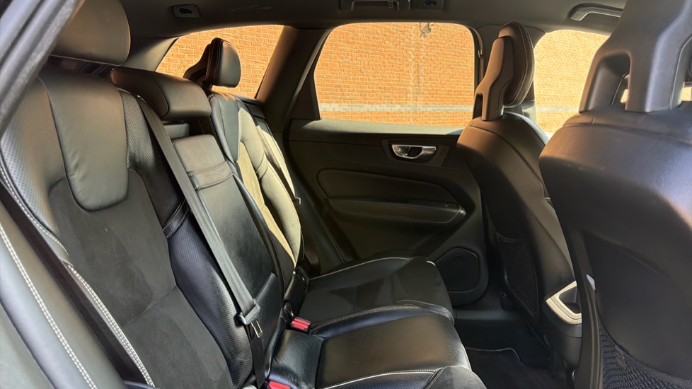 Volvo XC60 2.0 D5 PowerPulse R DESIGN Pro 5dr AWD Geartronic Diesel Estate - Image 32
