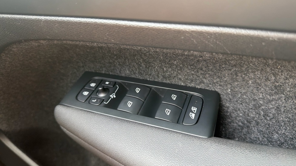 Volvo XC40 2.0 B3P Core 5dr Auto Petrol Estate - Image 23