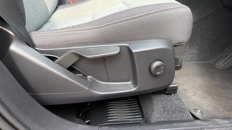 Volvo XC40 2.0 B3P Core 5dr Auto Petrol Estate - Image 29