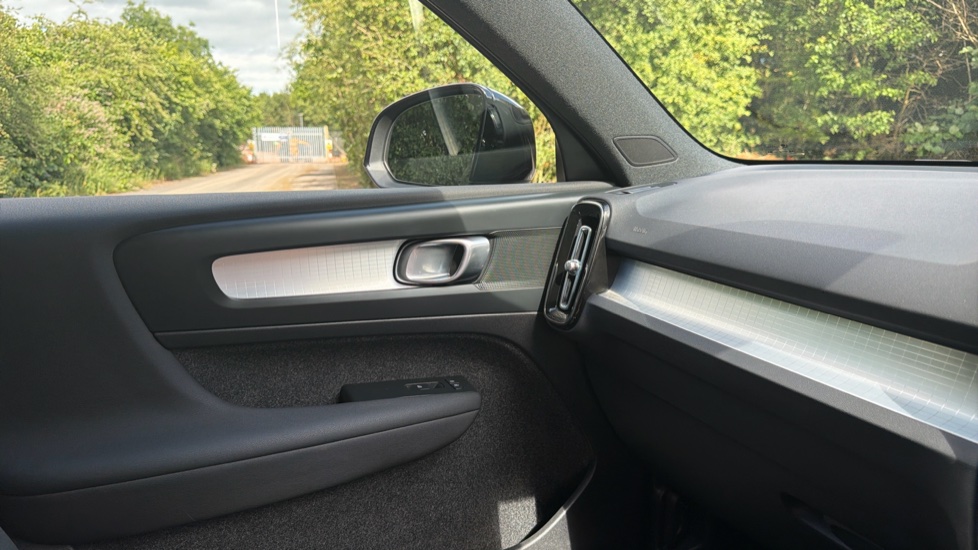 Volvo XC40 2.0 B3P Core 5dr Auto Petrol Estate - Image 59