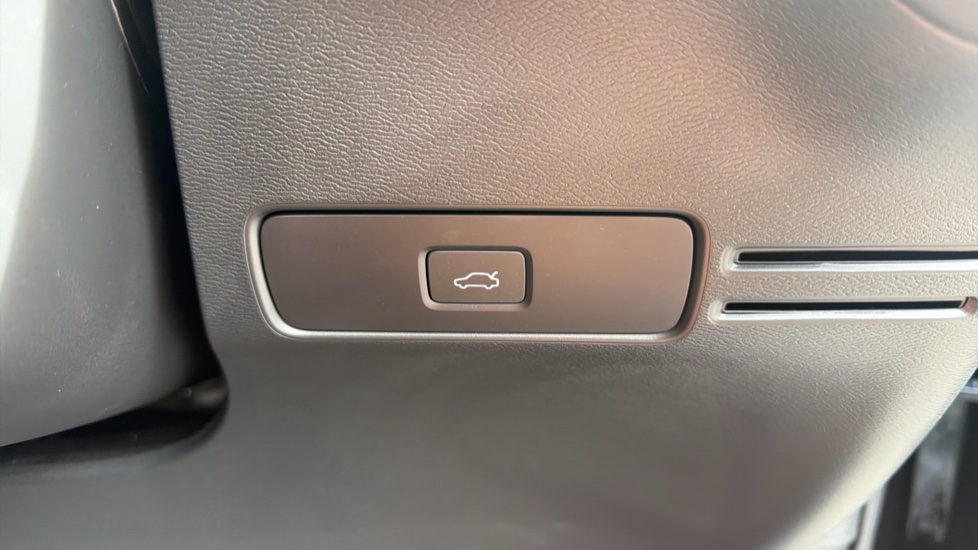 Volvo XC40 2.0 B3P Core 5dr Auto Petrol Estate - Image 60