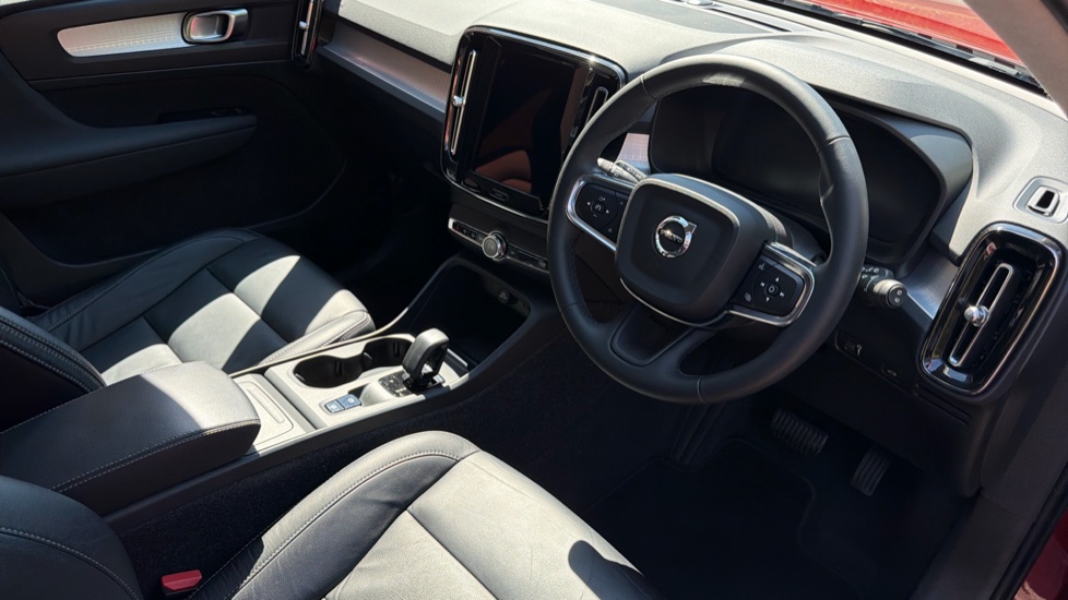 Volvo XC40 1.5 T3 [163] Momentum 5dr Geartronic Petrol Estate - Image 4