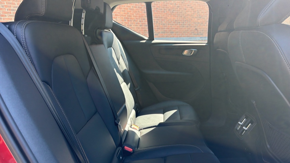 Volvo XC40 1.5 T3 [163] Momentum 5dr Geartronic Petrol Estate - Image 6