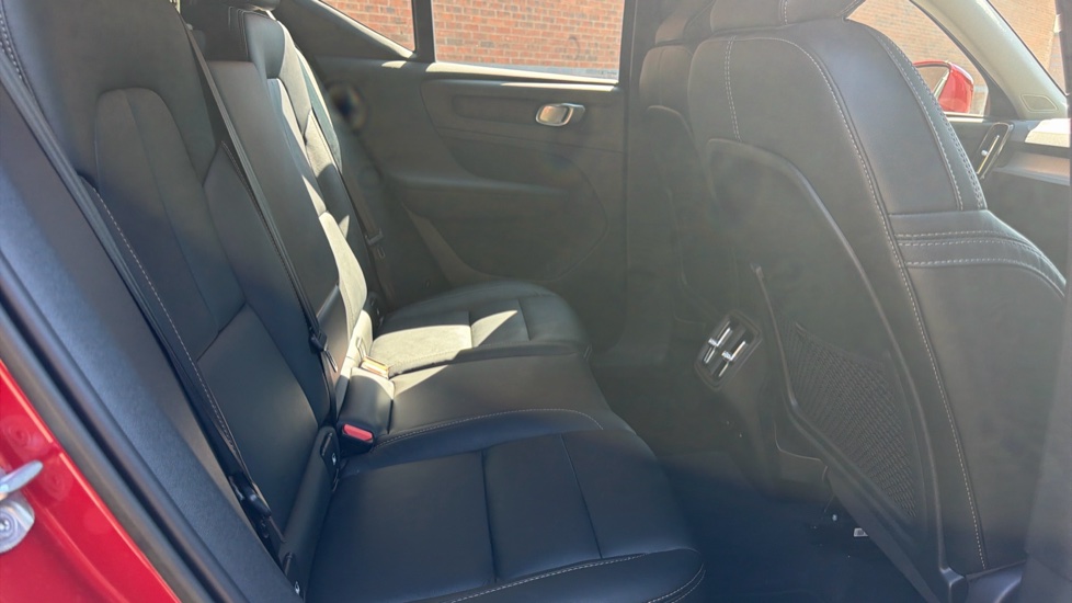 Volvo XC40 1.5 T3 [163] Momentum 5dr Geartronic Petrol Estate - Image 32
