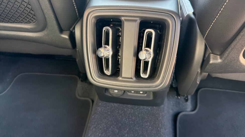 Volvo XC40 1.5 T3 [163] Momentum 5dr Geartronic Petrol Estate - Image 48