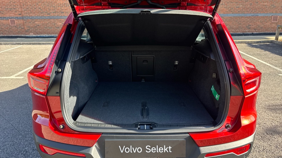Volvo XC40 2.0 B4P Plus Dark 5dr Auto Petrol Estate - Image 13
