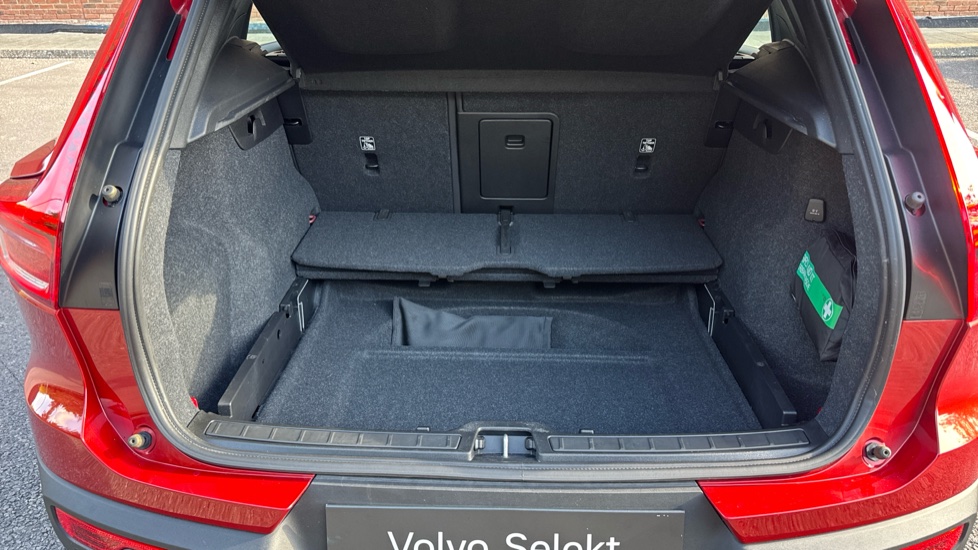 Volvo XC40 2.0 B4P Plus Dark 5dr Auto Petrol Estate - Image 16